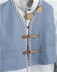 2701-2 Σιέλ λινό παντελόνι, άσπρο βαμβακερό πουκάμισο και σιέλ λινό γιλέκο.