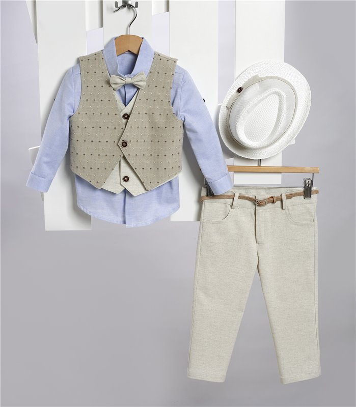2703-1 Μπεζ καμπαρντίνα παντελόνι, σιέλ βαμβακερό πουκάμισο και μπεζ καμπαρντίνα γιλέκο.