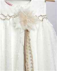 2702-2 Εκρού φόρεμα από κεντητή μουσελίνα στολισμένο με γκοφρέ λουλούδι και κορδελάκια.