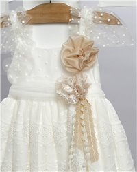 2710-2 Εκρού φόρεμα από δαντέλα στολισμένο με τούλινη ζώνη και δαντελένιο λουλούδι.