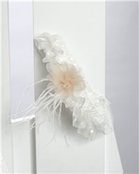 2712-3 Μπεζ φόρεμα από τούλινη δαντέλα στολισμένο με τούλινα λουλούδια.