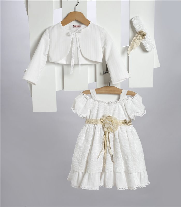 2714-1 Άσπρο φόρεμα από βαμβακερό μπροντερί στολισμένο με πλεκτή ζώνη και τούλινο λουλούδι.