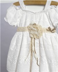 2714-1 Άσπρο φόρεμα από βαμβακερό μπροντερί στολισμένο με πλεκτή ζώνη και τούλινο λουλούδι.