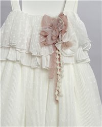 2716-2 Εκρού φόρεμα από πλισέ μουσελίνα στολισμένο τούλινα λουλούδια και κορδελάκια.