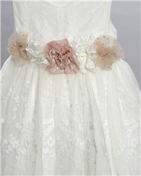 2720-2 Εκρού φόρεμα από δαντέλα στολισμένο με τούλινη ζώνη και δαντελένια λουλούδια.