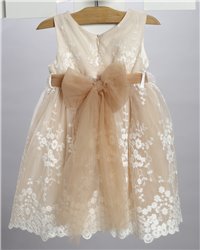 2720-3 Μπεζ φόρεμα από δαντέλα στολισμένο με τούλινη ζώνη και δαντελένια λουλούδια.