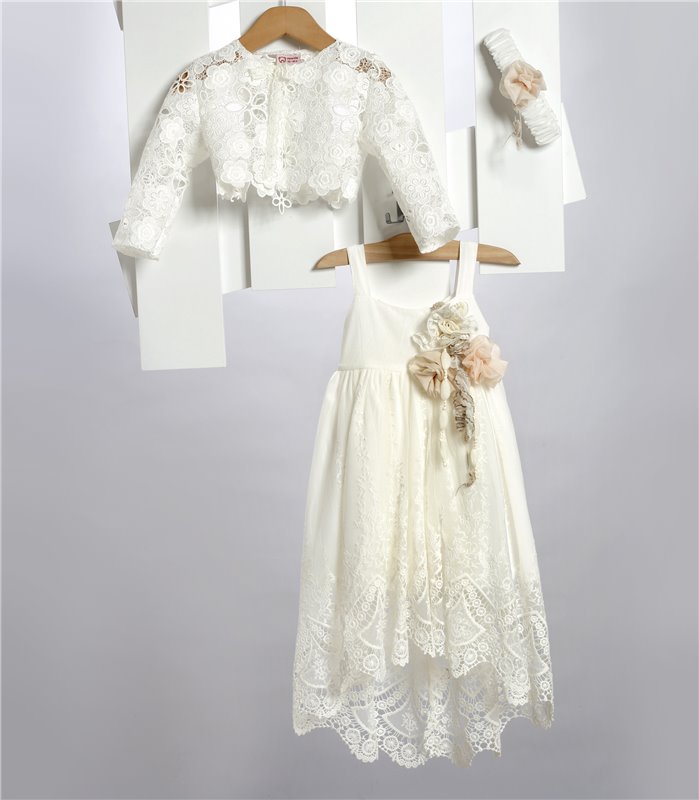 2722-2 Εκρού φόρεμα από τούλινη δαντέλα στολισμένο με λουλούδια από μουσελίνα και κορδελάκια.