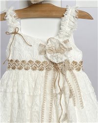 2724-2 Εκρού φόρεμα από δαντέλα στολισμένο με πλεκτή ζώνη, δαντελένιο λουλούδι και κορδελάκια.