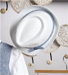 2807-1 Άσπρο λινό παντελόνι, άσπρο βαμβακερό πουκάμισο και μπλε καμπαρντίνα γιλέκο.