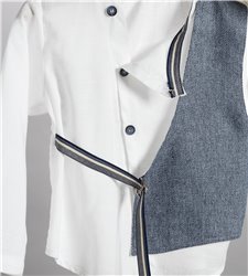 2809-1 Εκρού καμπαρντίνα παντελόνι, εκρού βαμβακερό πουκάμισο με ενσωματωμένο μπλε καμπαρντίνα γιλέκο.