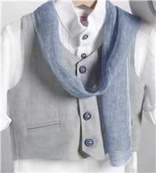 2815-3 Γκρι καμπαρντίνα βερμούδα, άσπρη βαμβακερή πουκαμίσα και γκρι καμπαρντίνα γιλέκο.