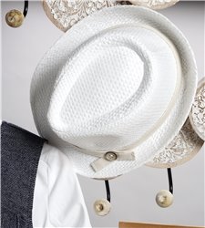 2817-1 Μπεζ καμπαρντίνα παντελόνι, άσπρο βαμβακερό πουκάμισο και μπλε καμπαρντίνα γιλέκο.