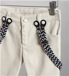 2817-1 Μπεζ καμπαρντίνα παντελόνι, άσπρο βαμβακερό πουκάμισο και μπλε καμπαρντίνα γιλέκο.