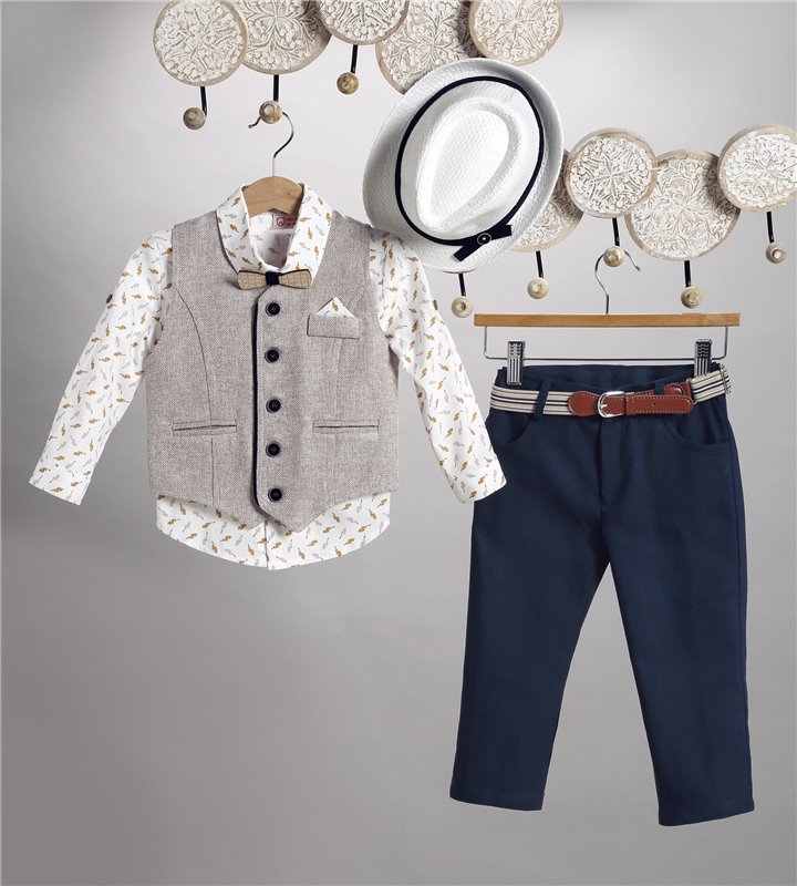 2819-3 Μπλε λινό παντελόνι, άσπρο εμπριμέ βαμβακερό πουκάμισο και μπεζ καμπαρντίνα γιλέκο.