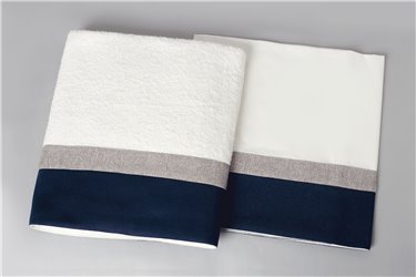 2819-3 Μπλε λινό παντελόνι, άσπρο εμπριμέ βαμβακερό πουκάμισο και μπεζ καμπαρντίνα γιλέκο.