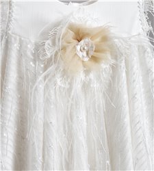 2802-2 Εκρού φόρεμα από κεντητό τούλι στολισμένο με τούλινο λουλούδι και μαραμπού.