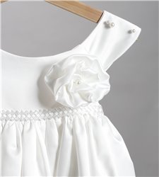2804-2 Εκρού σατέν φόρεμα στολισμένο με σατέν λουλούδι και πέρλες.