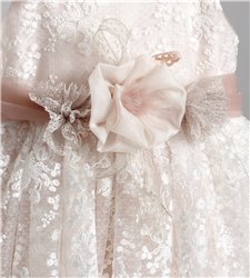 2806-3 Μπεζ φόρεμα από δαντέλα στολισμένο με τούλινη ζώνη και λουλούδια.