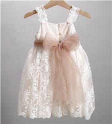 2806-3 Μπεζ φόρεμα από δαντέλα στολισμένο με τούλινη ζώνη και λουλούδια.