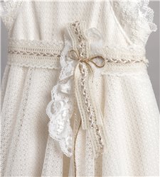 2810-2 Εκρού φόρεμα από δαντέλα και μουσελίνα στολισμένο με πλεκτή ζώνη και κορδελάκια.