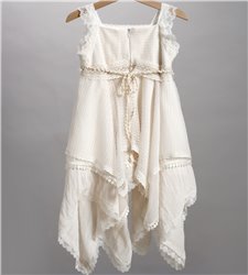 2810-2 Εκρού φόρεμα από δαντέλα και μουσελίνα στολισμένο με πλεκτή ζώνη και κορδελάκια.