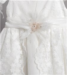2812-2 Εκρού φόρεμα από δαντέλα και μουσελίνα στολισμένο με ζώνη από μουσελίνα και τούλινο λουλούδι.