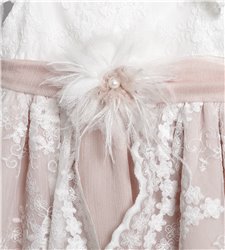 2812-3 Μπεζ φόρεμα από δαντέλα και μουσελίνα στολισμένο με ζώνη από μουσελίνα και τούλινο λουλούδι.