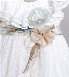 2816-2 Εκρού φόρεμα από δαντέλα στολισμένο με μεταξωτή ζώνη και τούλινα λουλούδια.