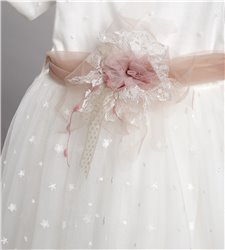 2818-2 Εκρού φόρεμα από δαντέλα στολισμένο με τούλινη ζώνη και λουλούδι.