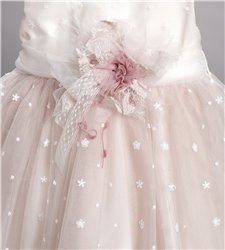 2818-3 Μπεζ φόρεμα από δαντέλα στολισμένο με τούλινη ζώνη και λουλούδι.