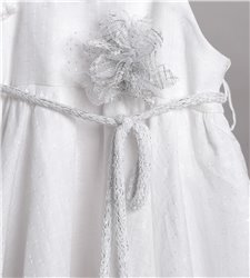 2822-1 Άσπρο λινό φόρεμα στολισμένο με ζώνη κορδόνι και τούλινο λουλούδι.