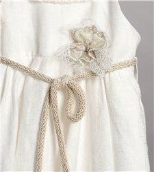2822-2 Εκρού λινό φόρεμα στολισμένο με ζώνη κορδόνι και τούλινο λουλούδι.