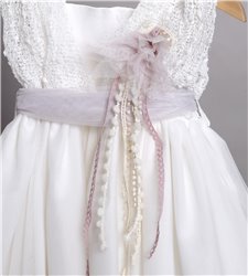 2838-2 Εκρού φόρεμα από τούλι και δαντέλα στο μπούστο στολισμένο με τούλινη ζώνη και λουλούδι.